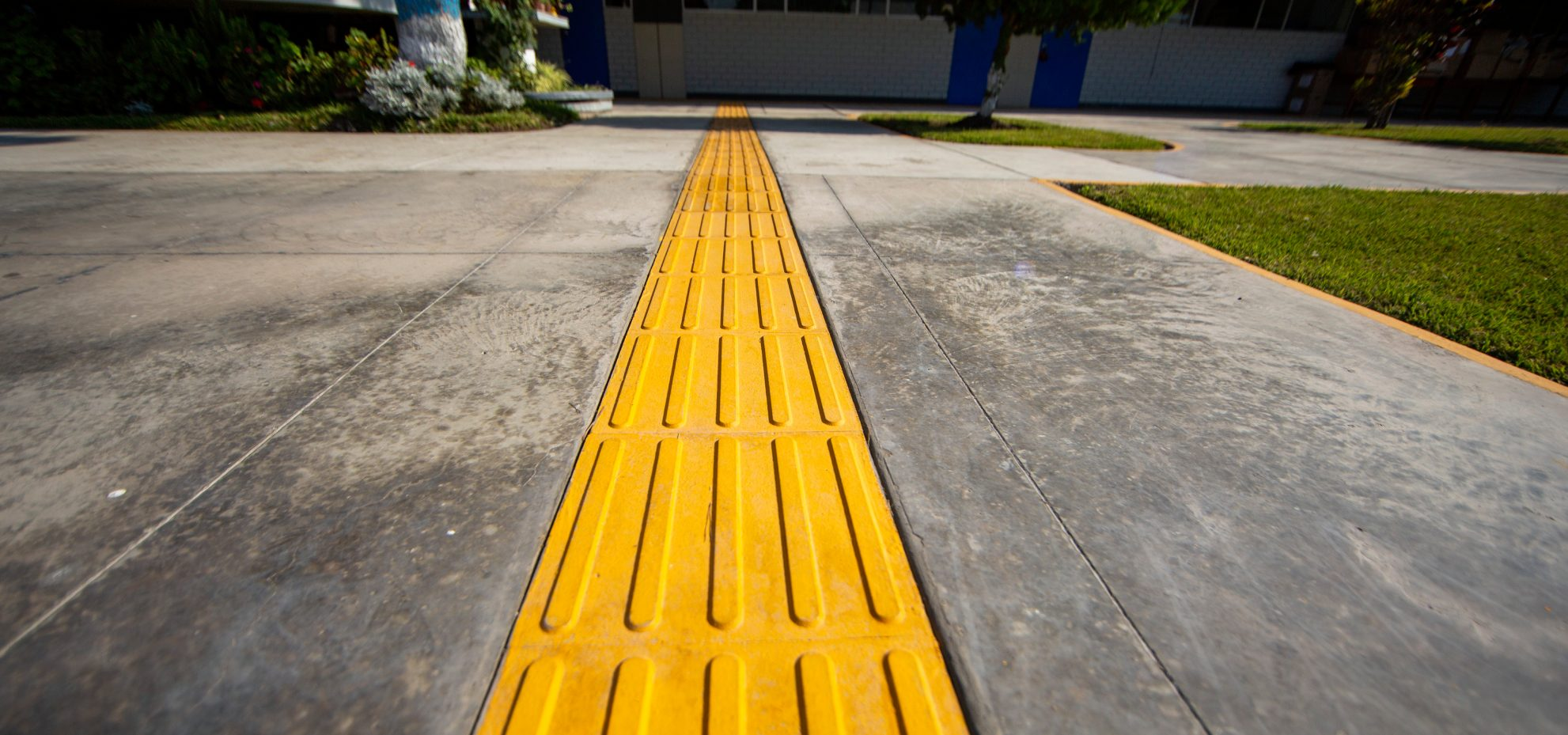 Piso podotáctil de concreto para exteriores
