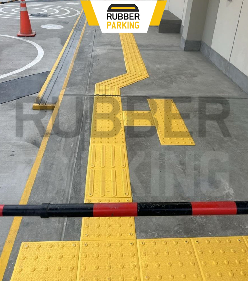 Piso podotáctil en colegio