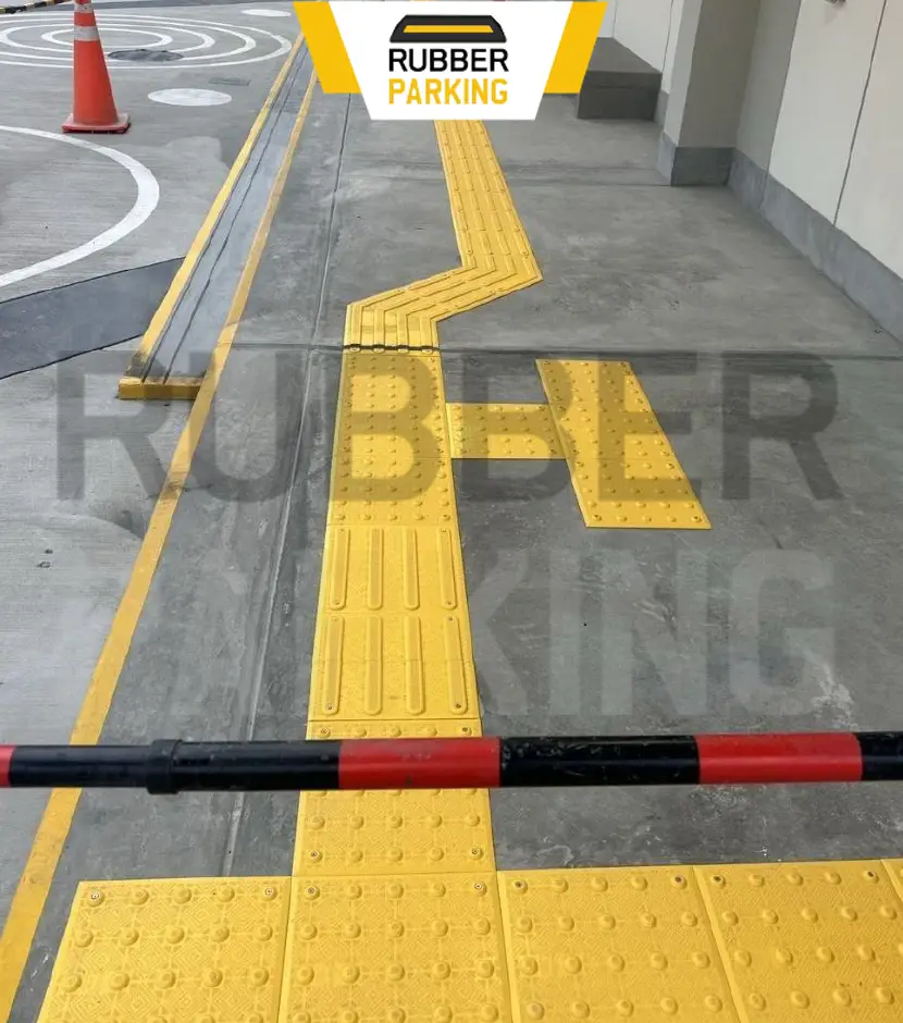 Piso podotáctil en colegio